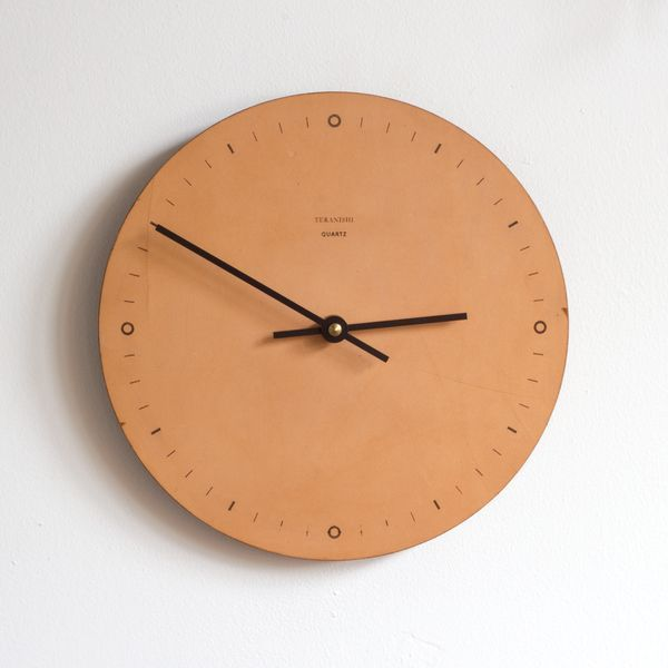 Minimalist Round Wall Clock – Tan / Camel Dial with Black Hands